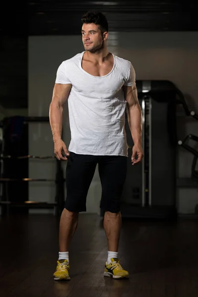 Portret mężczyzny mięśni w biały T-shirt — Zdjęcie stockowe