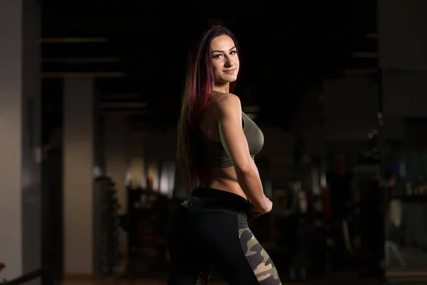 Mulher Muscular Atraente Músculos Flexantes Em Ginásio — Fotografia de Stock