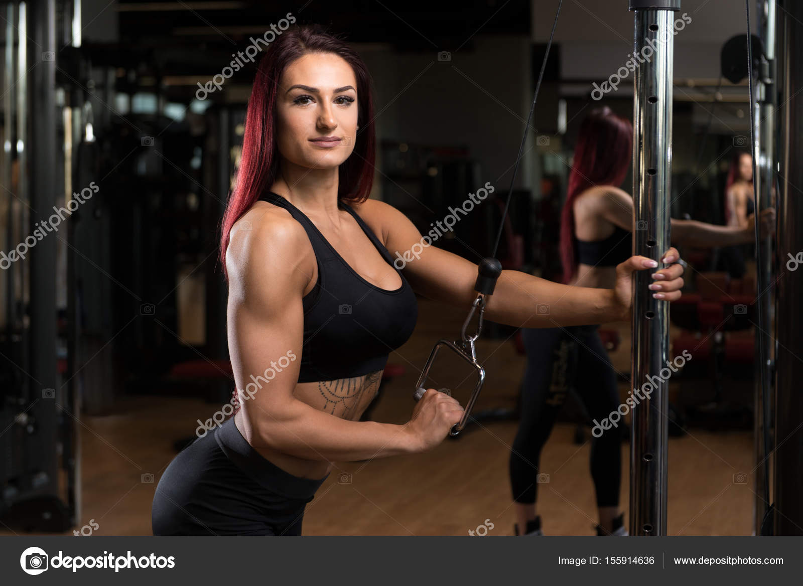 Kadınlar ve erkekler için spor salonunda triceps üzerinde egzersiz Kadınlar ve erkekler için spor salonunda triceps üzerinde egzersiz