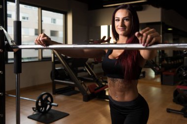 Bodur halter egzersiz hazırlama kadın