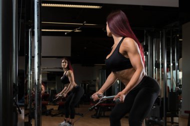 Güzel kadın geri makinede egzersiz