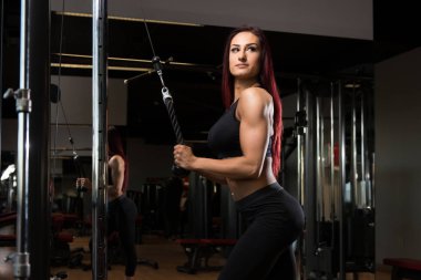 Bir kadın tarafından dayanıklılık egzersiz