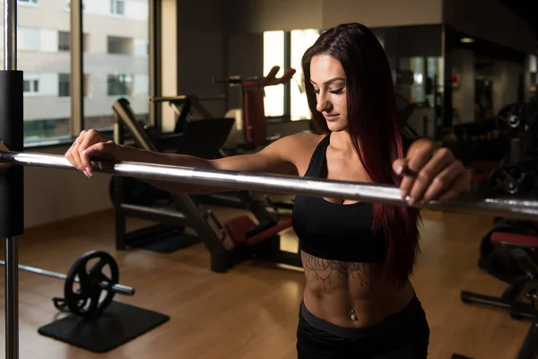 Mulher saudável se preparando para fazer exercício para pernas — Fotografia de Stock