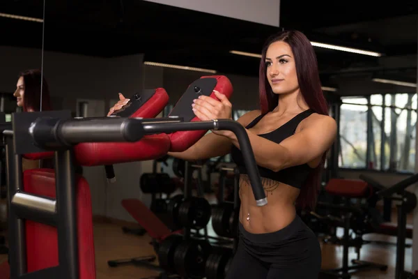 Mujer preparándose para ejercitar las piernas en la máquina — Foto de Stock