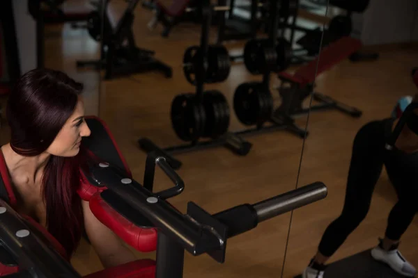 Fitness mulher fazendo exercício para pernas — Fotografia de Stock