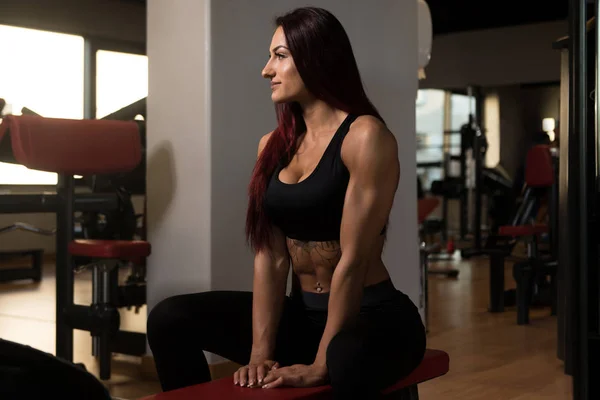 Donna che riposa sul banco nel centro fitness — Foto Stock