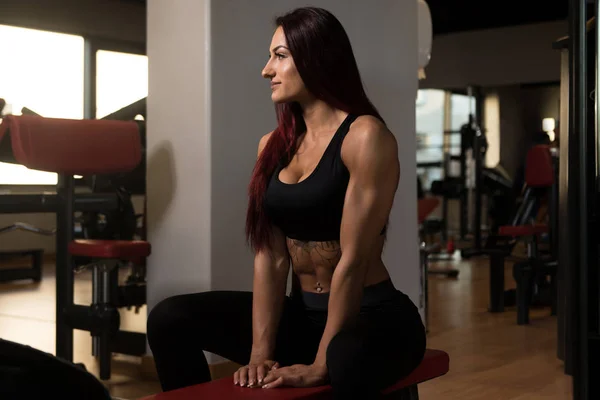 Mulher descansando no banco no centro de fitness — Fotografia de Stock