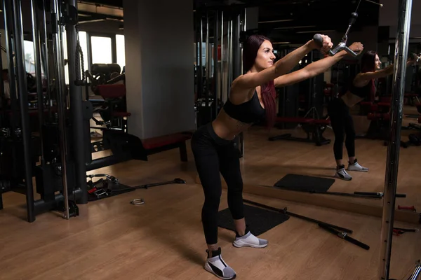 Attraktive Frau macht schwere Kraftübungen für den Rücken — Stockfoto