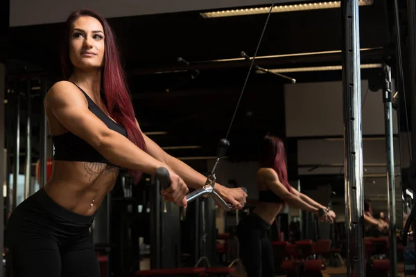 Attraktiv kvinna gör tung vikt övning för ryggen — Stockfoto