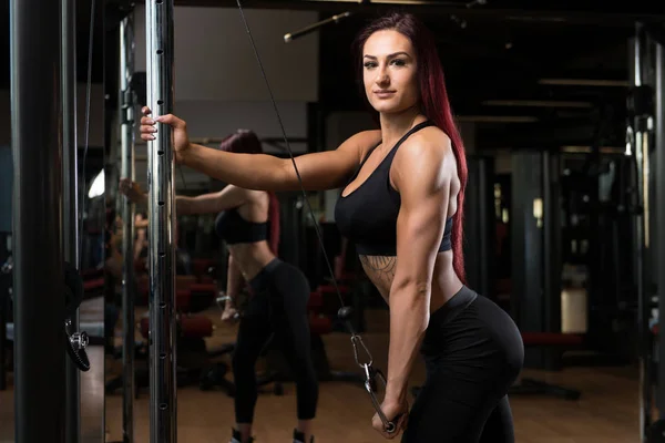 Aantrekkelijke vrouw doen zwaar gewicht oefening voor de Triceps — Stockfoto