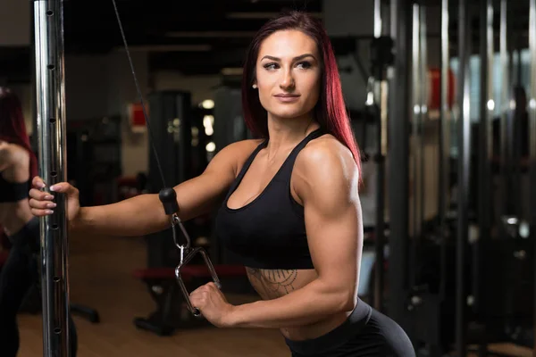 Triceps cvičení žena — Stock fotografie