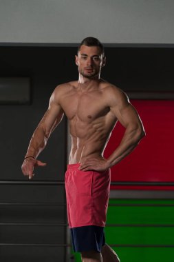 kaslı adam içinde jimnastik salonu kas esneme