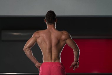 Spor salonunda güçlü duran