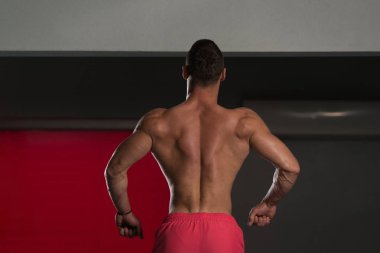 Erkek Vücut Oluşturucu vücudunu gösteren