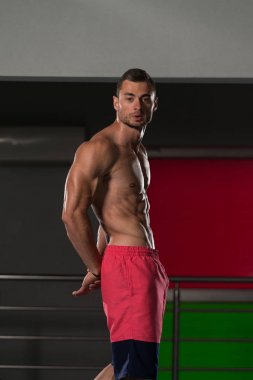 spor salonunda duran ciddi vücut geliştirmeci