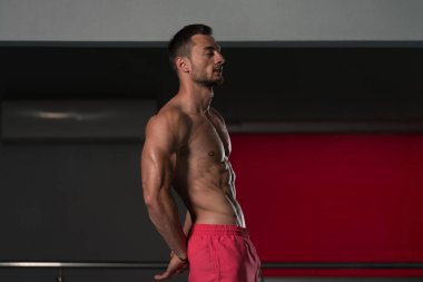 Spor salonunda güçlü duran