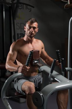 geri için ağır egzersiz yapan erkek