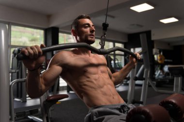 Bel için ağır egzersiz yaparak atlet