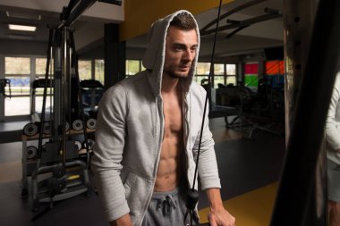 Dayanıklılık spor salonunda egzersiz adam