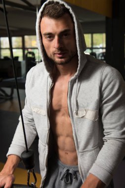 Dayanıklılık spor salonunda egzersiz adam