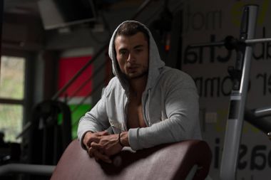 Spor salonu Afther alıştırmada dinlenme çekici genç adam