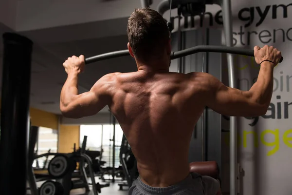 Sportler macht Krafttraining für den Rücken — Stockfoto