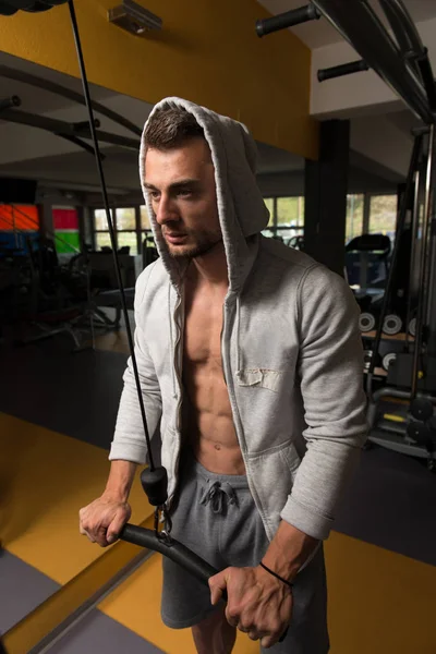 Bodybuilder Exercising Triceps — Stock Photo, Image