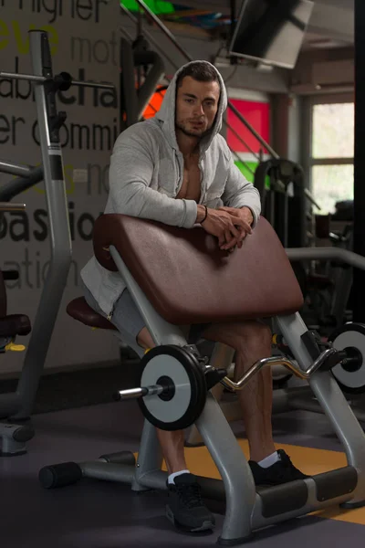 休息在健身房的运动后的肌肉男 — 图库照片