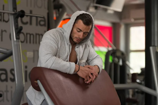 Muskulös Man efter träning i Gym — Stockfoto