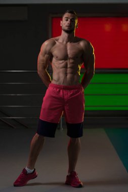 Yakışıklı adam kasların esneme