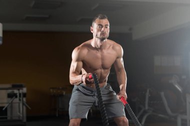 Spor salonunda egzersiz egzersiz, savaş ipleri genç adam