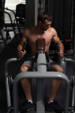geri için ağır egzersiz yapan erkek