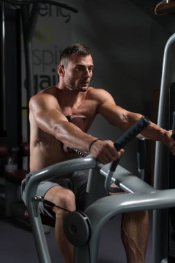 geri için ağır egzersiz yapan erkek