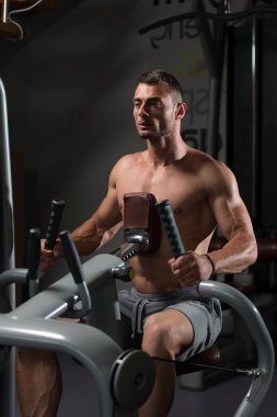 Kaslı adam arka için ağır egzersiz yaparak