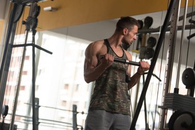 Pazı spor salonunda egzersiz adam