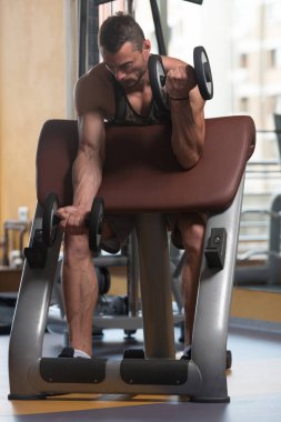 pazı dumbbells ile egzersiz vücut geliştirmeci