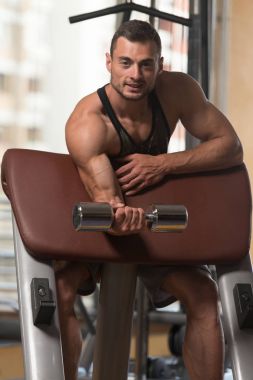 Pazı egzersiz bir spor salonunda Dumbbells ile