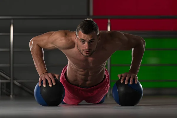 Personal Trainer Doing Push-ups With Ball — Stock Photo, Image