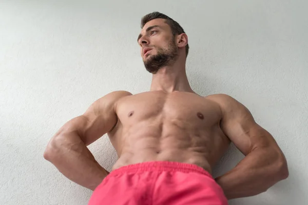 Portret sprawny fizycznie, muskularny mężczyzna — Zdjęcie stockowe