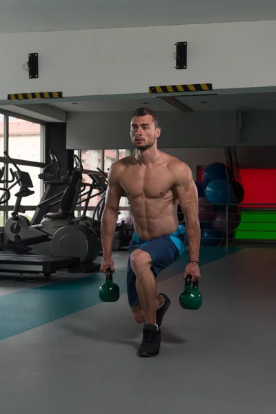 Muscular hombre ejercicio con hervidor de agua-campana —  Fotos de Stock