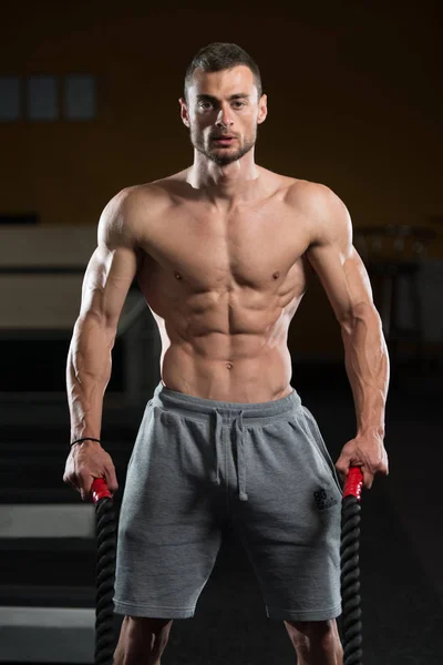 Jonge Man strijd touwen op Gym Workout oefening — Stockfoto