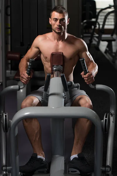 Homme musculaire faisant un exercice de poids lourd pour le dos — Photo
