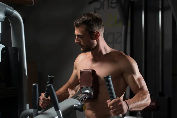 Homem muscular fazendo exercício de peso pesado para as costas — Fotografia de Stock