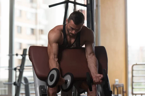 Ejercicio de bíceps con sombrillas en un gimnasio —  Fotos de Stock