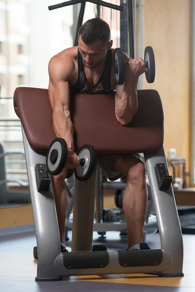 Hombre con sombrillas ejercitando bíceps — Foto de Stock