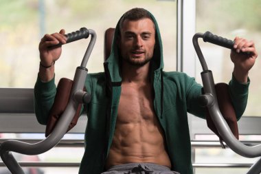 Adam egzersiz göğüste makine