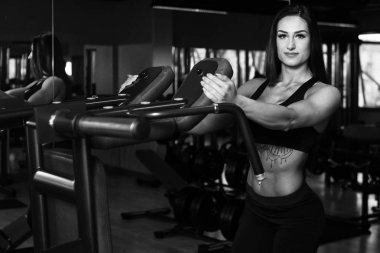 Sağlıklı kadın bacaklar egzersiz hazırlanıyor