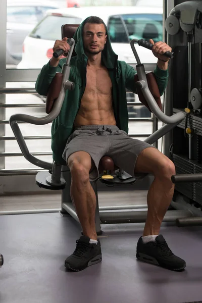 行使胸部在健身房里的男人 — 图库照片