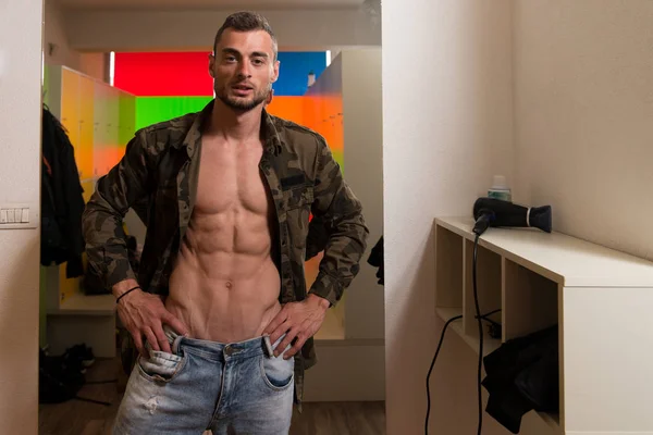 Adult Man In Locker Room Changes Clothings — Stock Photo, Image