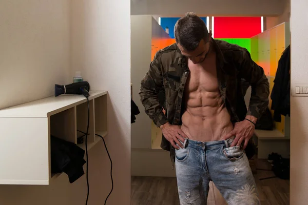 Fit Man In Locker Room Changes Clothings — Stock Photo, Image